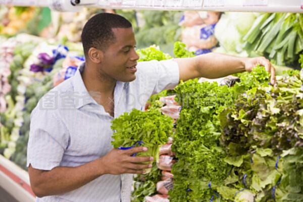 農(nóng)產(chǎn)品區(qū)購物的男子 健康生活的日常縮影